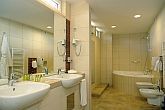 4* superior wellness szálloda lakosztályának fürdőszobája